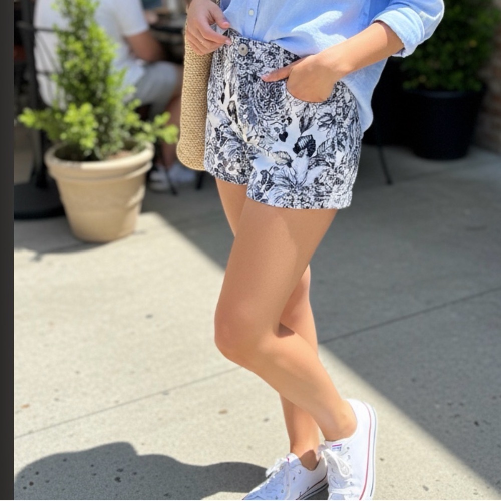 H&M Black and White Floral Shorts size 6